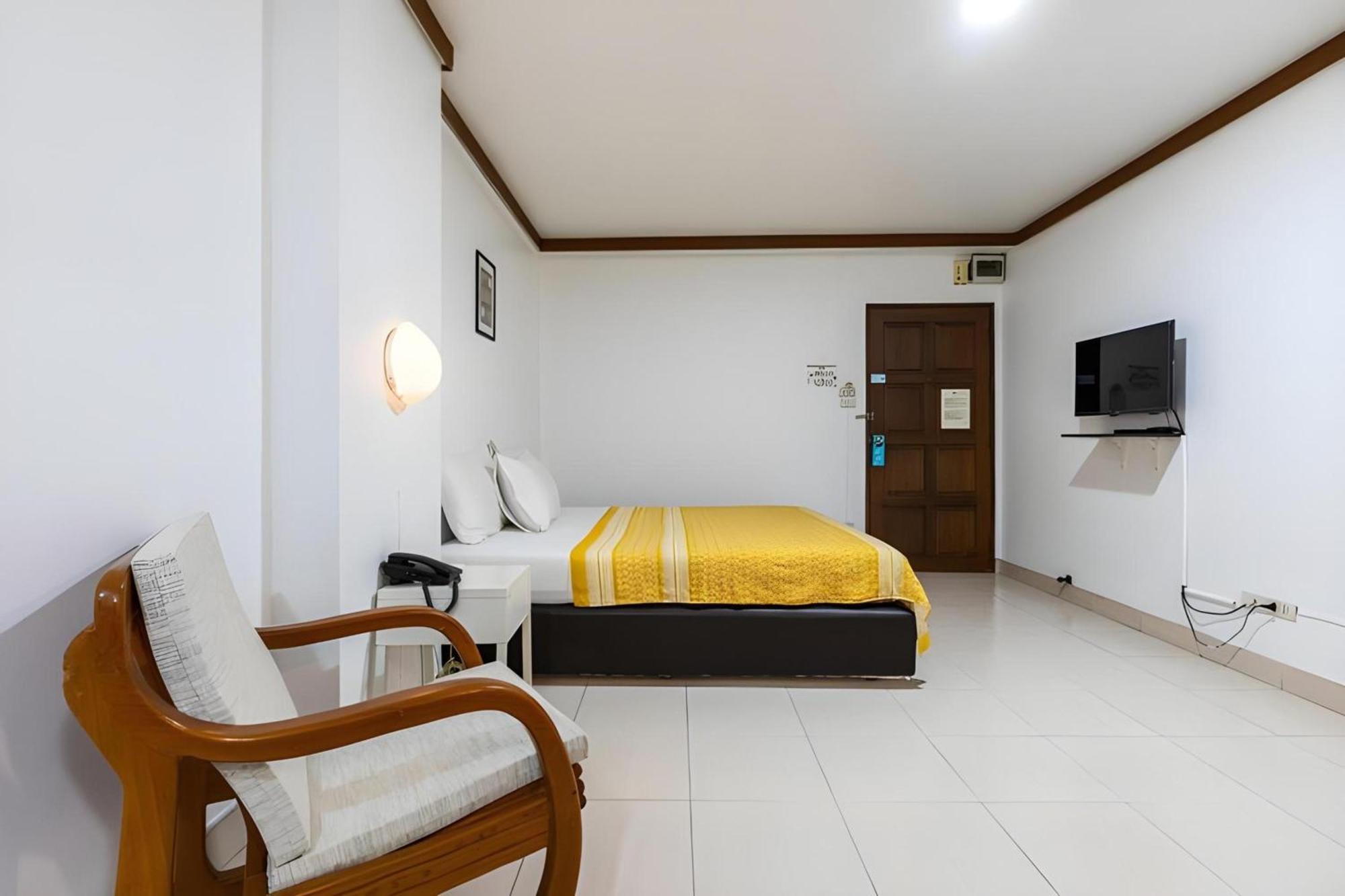 Collection O Howard Square Boutique Hotel Бангкок Экстерьер фото